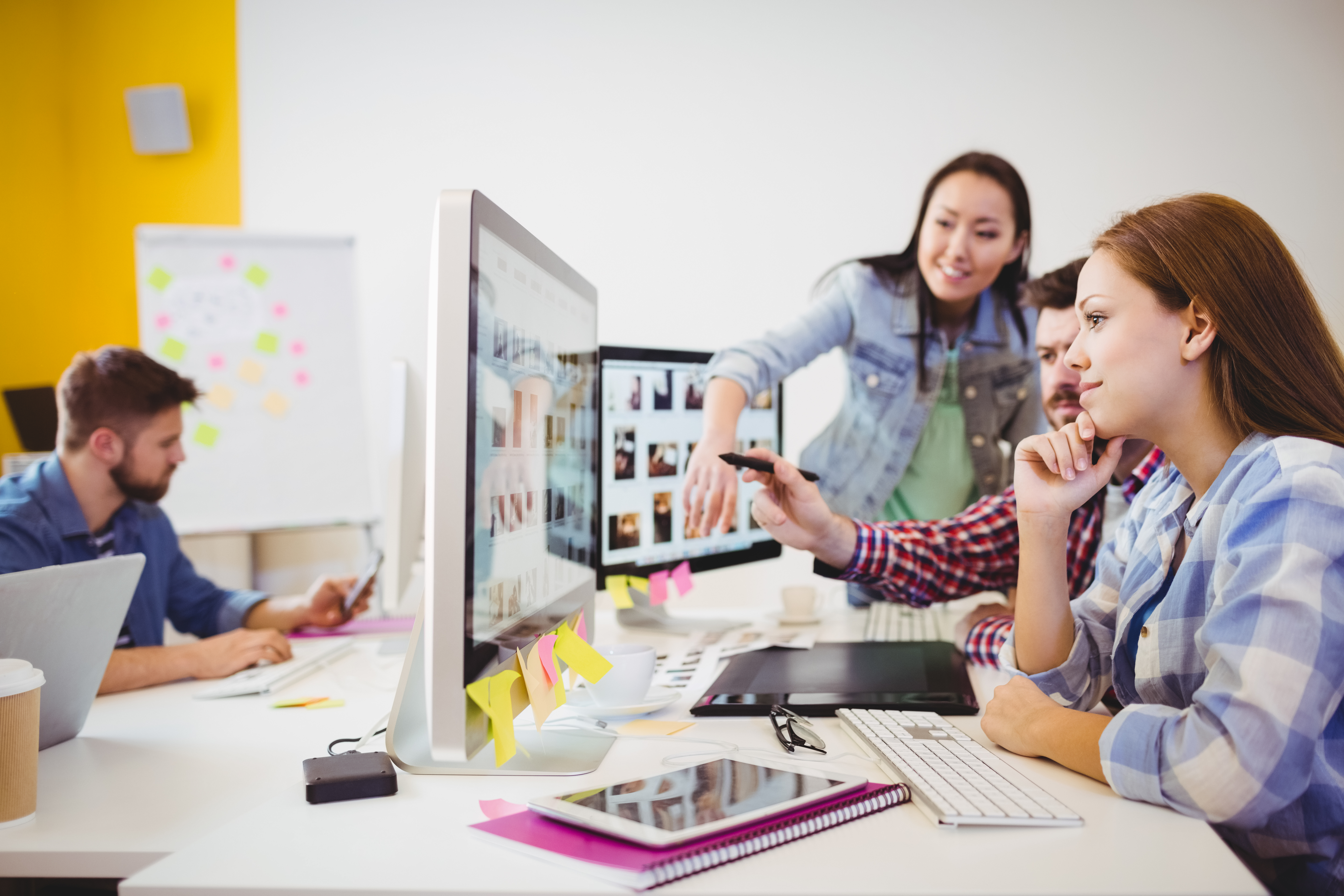 Team, das das Design überprüft